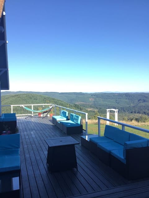 Peaceful Spacious Sky Retreat with Stunning Views