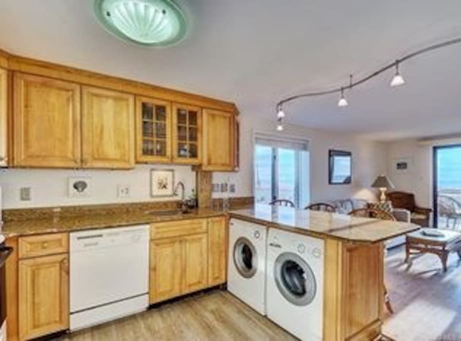 Fully equipped kitchen with breakfast bar