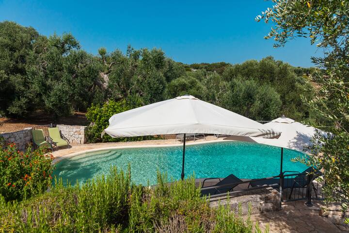 Beautiful Trullo with private infinity pool gallery image 4