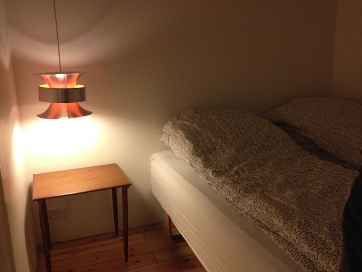 الغرفة 3: سرير كوينز 140 × 200 سم