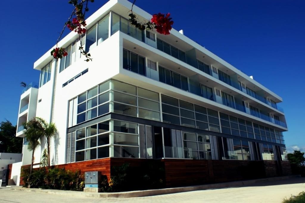 Upscale and modern building with night security, buzzer/intercom, camera surveillance, elevator and electric gate!