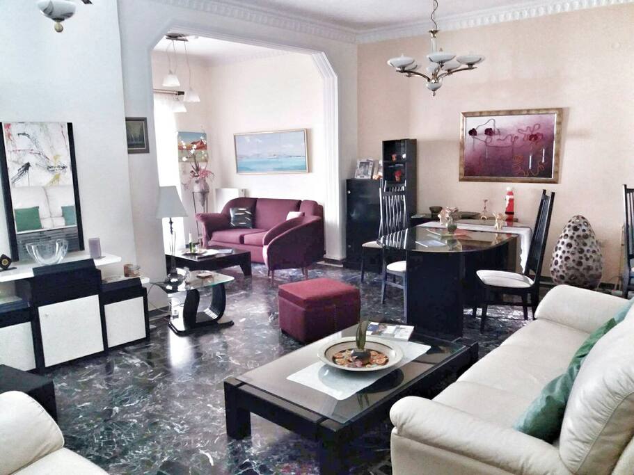 LA MAISON EST 90 m carrees !!ALORS LA SALON EST ASSEZ VOUS POUVEZ VOUS RELAXER .DANS UNE AMBIANCE . CHALEUREUSE ET ARTISTIQUE ..