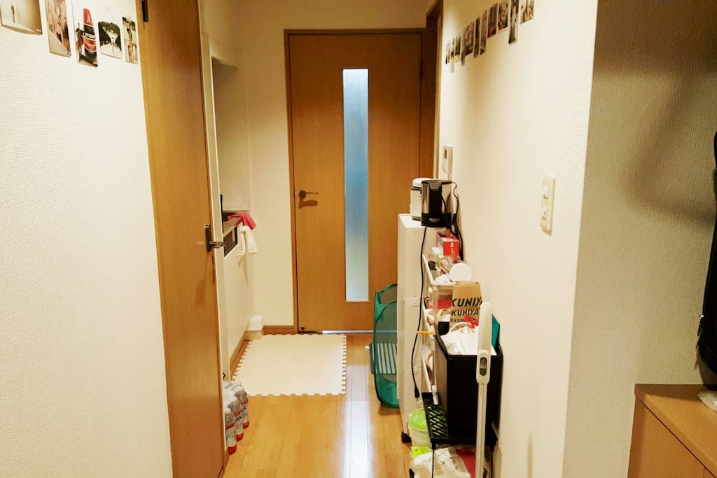 현관과 연결되어 있는 부엌입니다. 문을 열면 침실로 이어집니다. 각종 조리기구 이용 가능합니다.