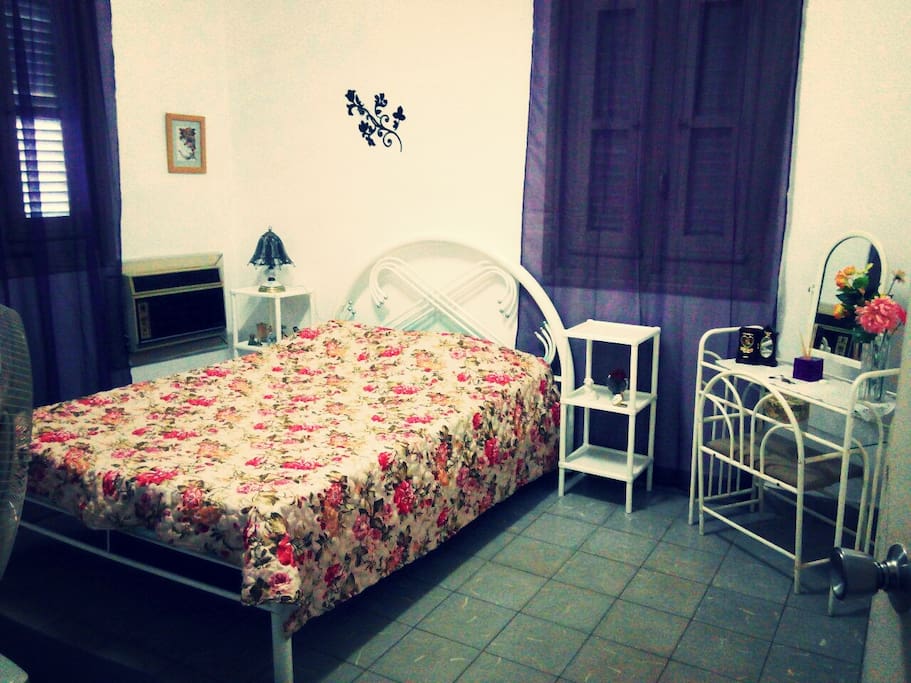 Habitación con cama matrimonial