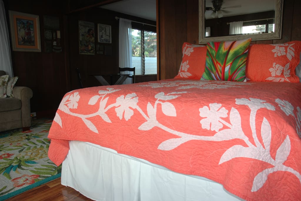 Comfortable Queen sized, pillow top bed w/ensemble of Hotel Collection linens.