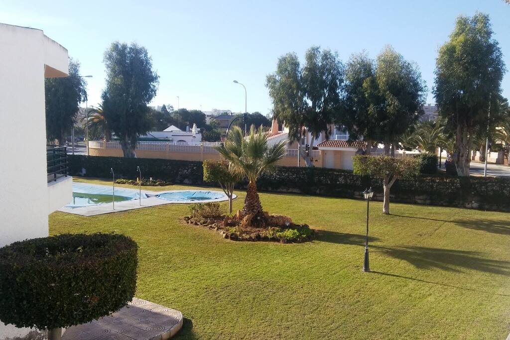 Casa de dos plantas en Residencial, en el centro de la Urbanización de Roquetas de Mar. A 5 min de la playa, dando un paseo.