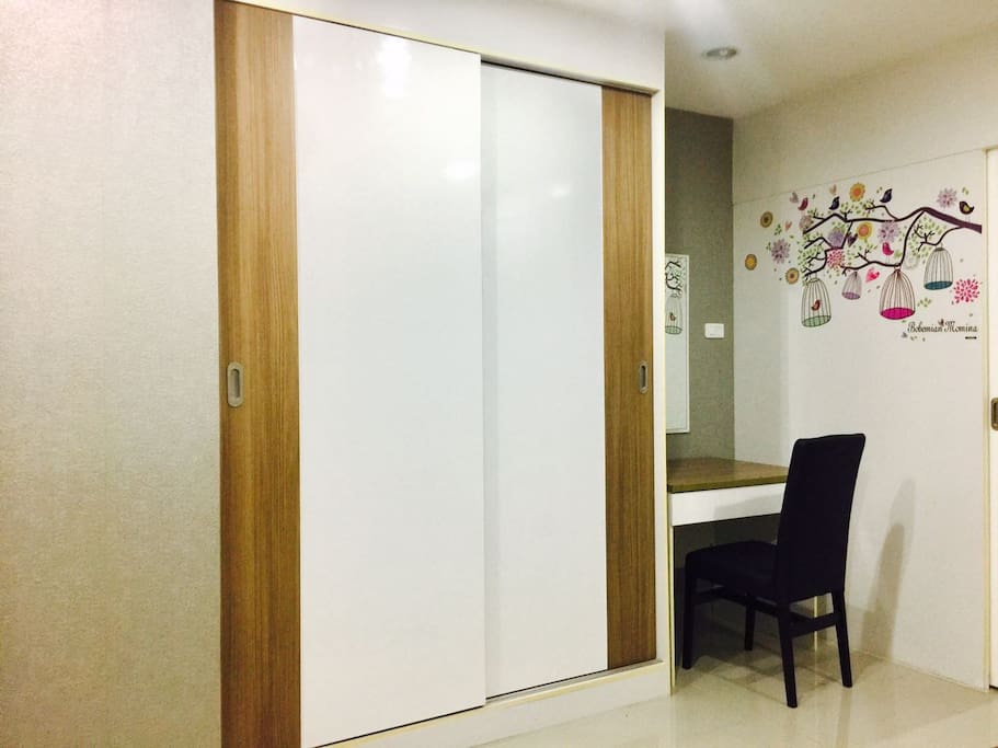 Wardrobe
desk
Make-up mirror