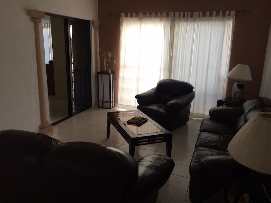 Acceso a la habitación desde la sala de estar. La puerta del fondo conduce a la piscina