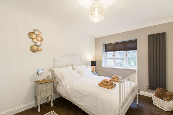 זה חדר שינה 2, יש לו:
- מלתחה שנבנתה באורך מלא
- מראה
דלה - מושב עגול
- רצפת עץ חשופה עתיקה
- מיטה זוגית עם מזרן בינוני
- שלושה שקעים כפולים כולל 1 עם USB. -- 2 יחידות מיטה צדדיות
- רדיאטור מעוצב
- coving