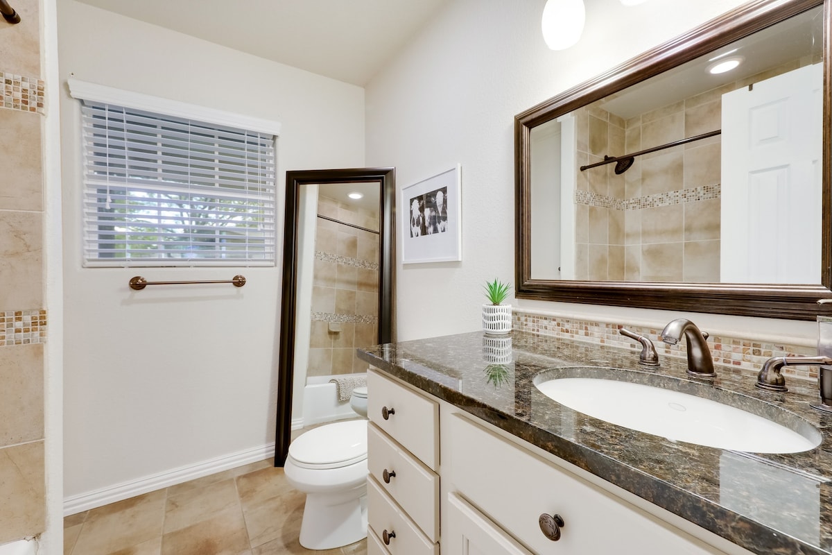 ★Cottage 4 - Great for Exploring SoCo-SLEEPS 4! ★
