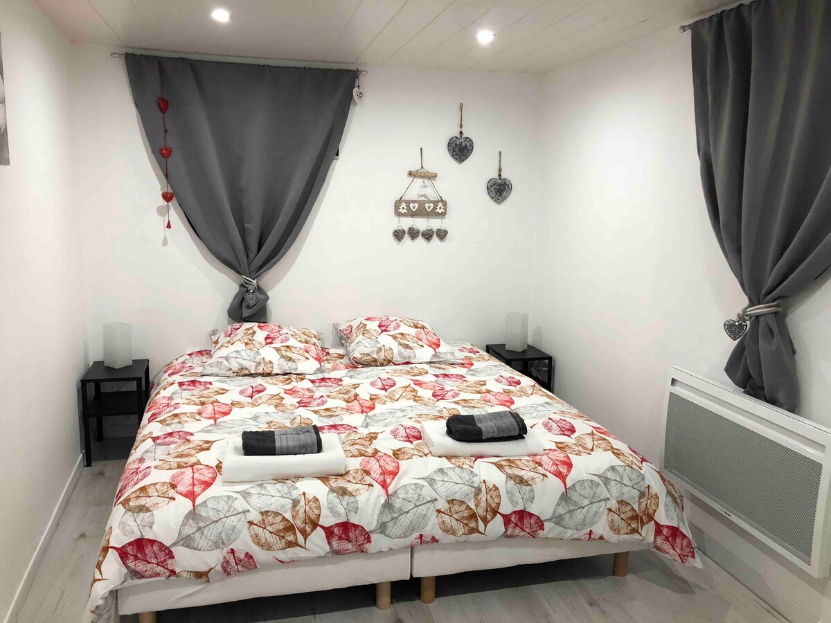 卧室配有两张单人床，可变成一间双人卧室。
可以根据您的需要铺两张单人床。 