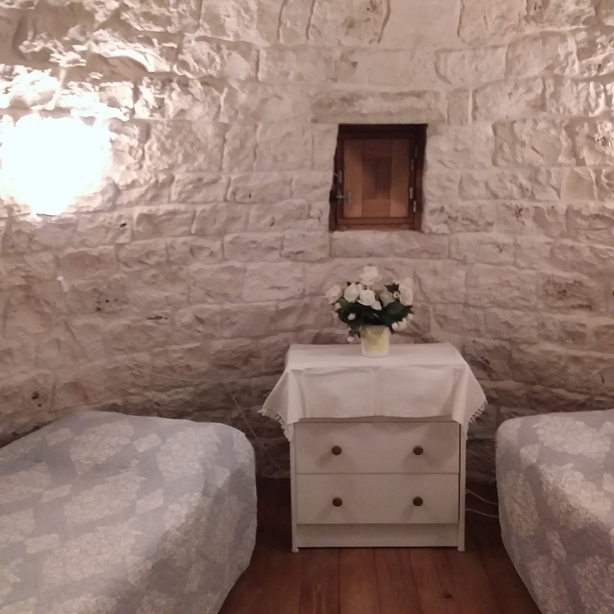 夹层（用餐区上方）有两张单人床。 有一个便携式空调。