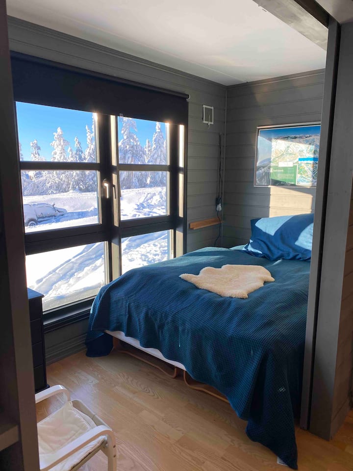 חדר אורחים לשניים מחוץ לסלון. מיטה: 150 ס"מ