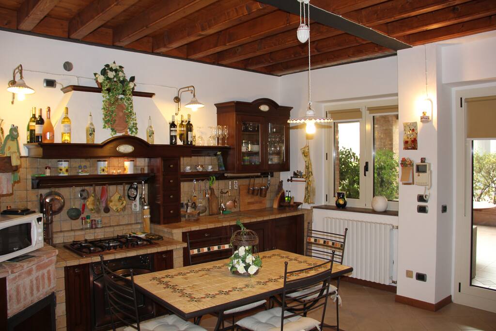 Soggiorno con cucina in stile Country