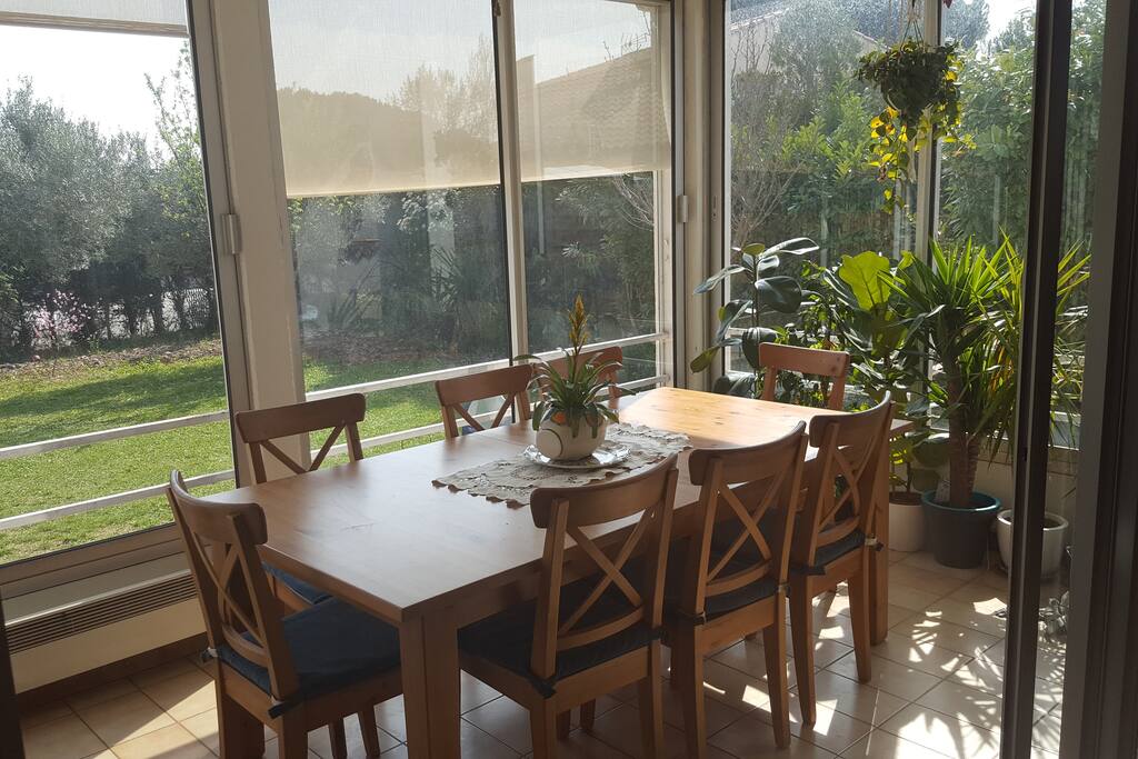 verranda avec table à manger pour 8 à 10 personnes