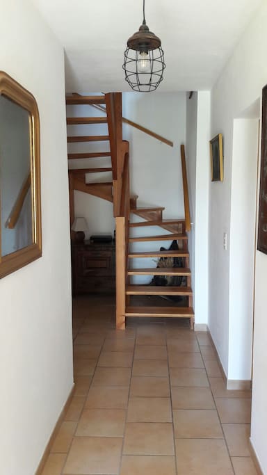 Escalier d'accès à votre chambre avec entrée indépendante