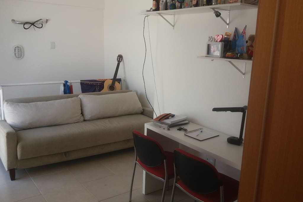 Sala superior com mesa de escritório