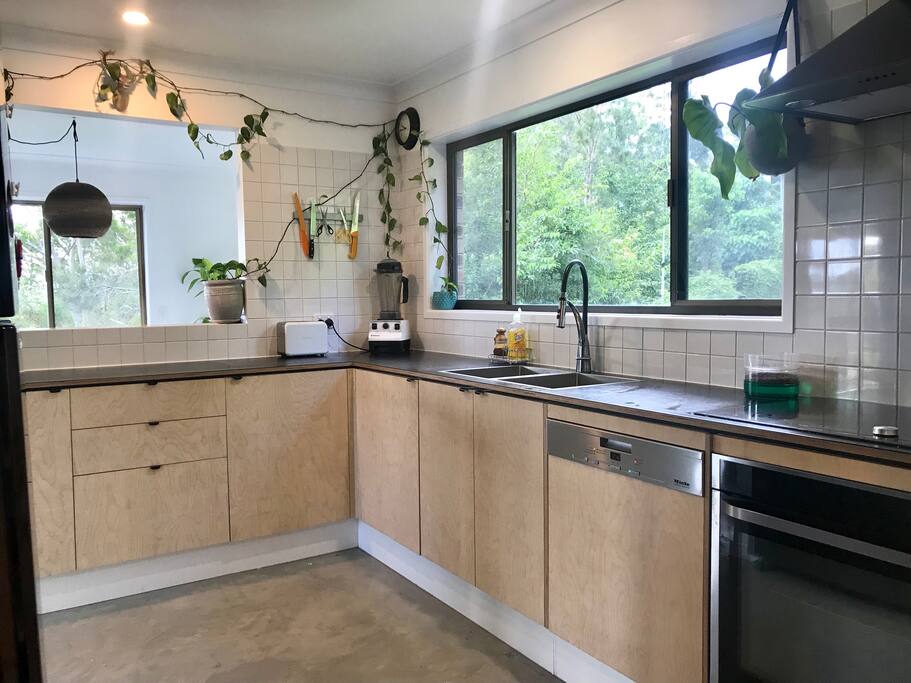 An easy flow kitchen with everything at reach with ease.