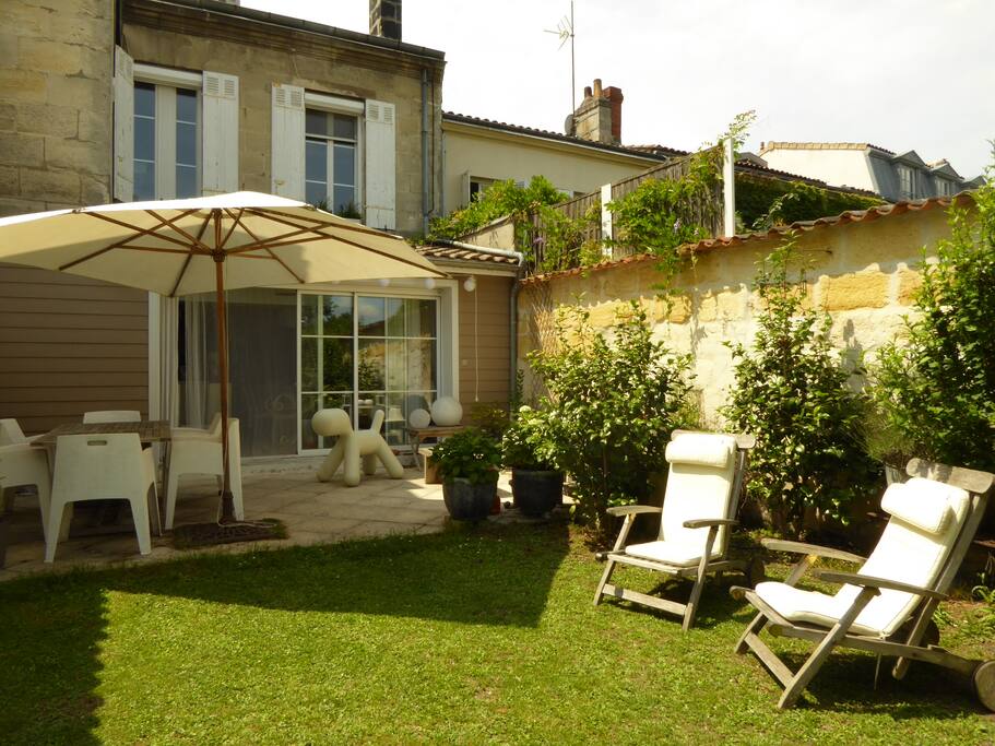 La maison vue du jardin