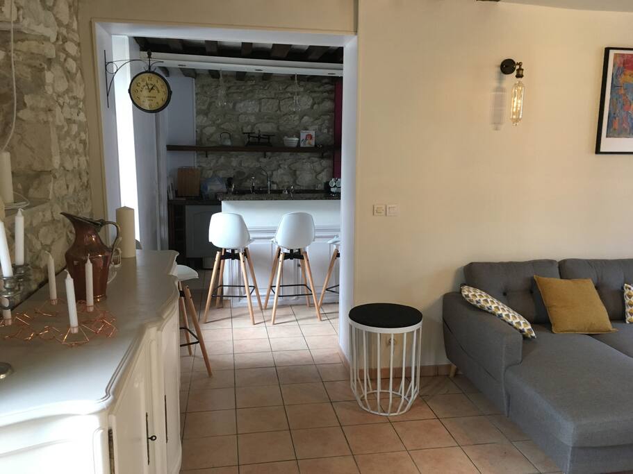 Vue du salon vers la cuisine