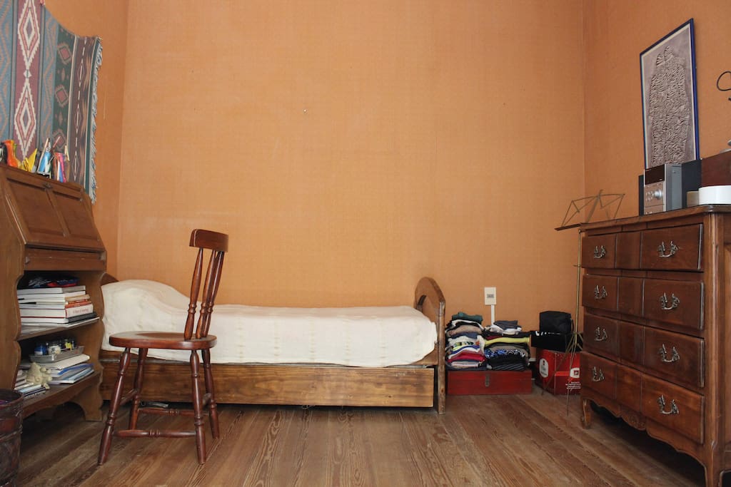 Habitación con cama individual.