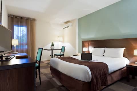 Annonce Airbnb populaire: Comfort Studio on the street side near Geneva Airport à Ferney Voltaire