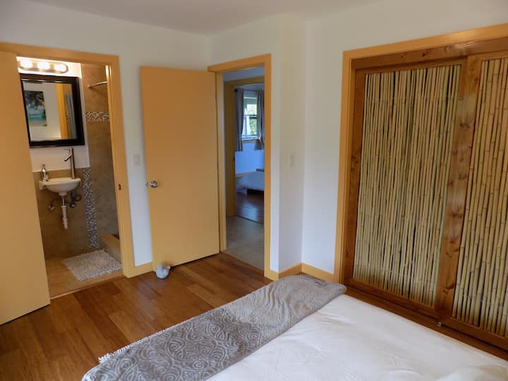 تحتوي غرفة النوم الثانية على حمام كامل ملحق.