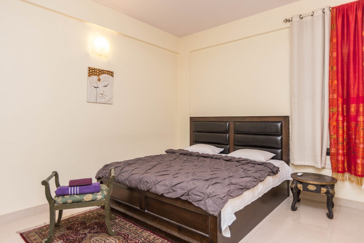 De eerste kamer met aangrenzende badkamer en airconditioning