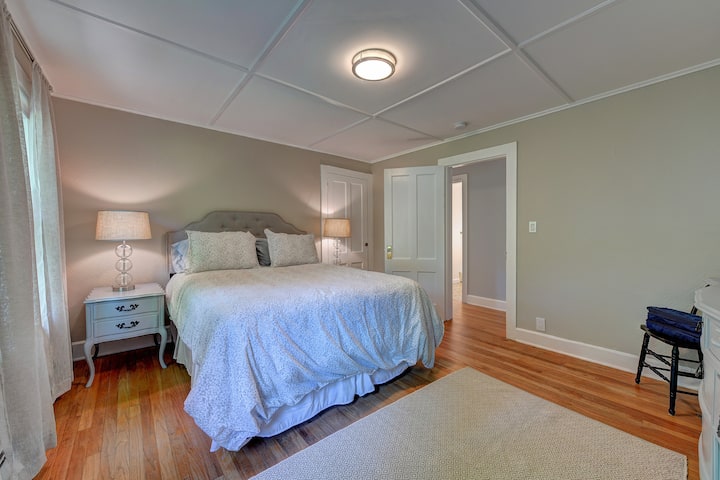 Დაისვენეთ ჩვენს ორადგილიან საწოლში, რომელიც აღჭურვილია მოსახერხებელი ტუმბოებით, რომლებიც მარტივად იტევს თქვენს მოწყობილობებს დამამშვიდებელი დასვენებისა და დამუხტვისთვის.