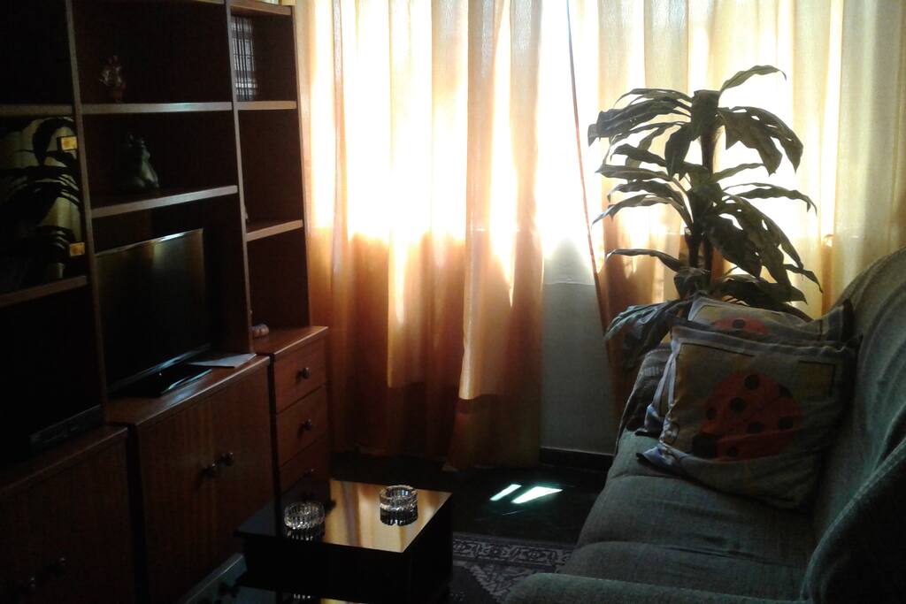 Sala de estar com 2 ambientes, TV com SKY, ventilador de teto.