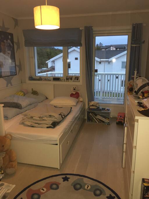Soverom nummer 2 og 3 har hennes seng fra IKEA slik at det enkelt kan bli dobbeltseng på rommene. Det er også mulighet for å legge inn ekstra madrass på gulvene/eller babyseng.