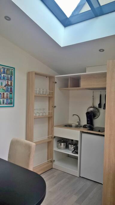 Kitchenette escamotable dans armoire