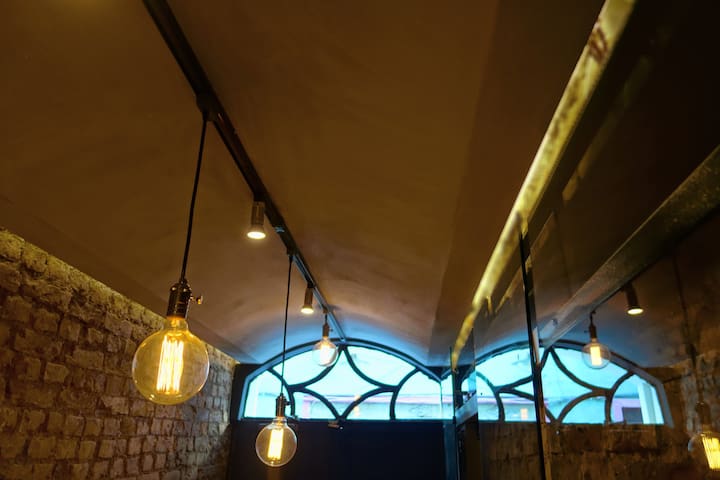 studio space with a hip rooftop (entrance floor)