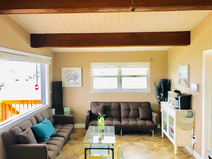 Дневна соба бр. 1 со кафе бар и голем прозорец (сликан на следното лизгалиште) за гледање на ПРЕКРАСНИТЕ зајдисонца.

