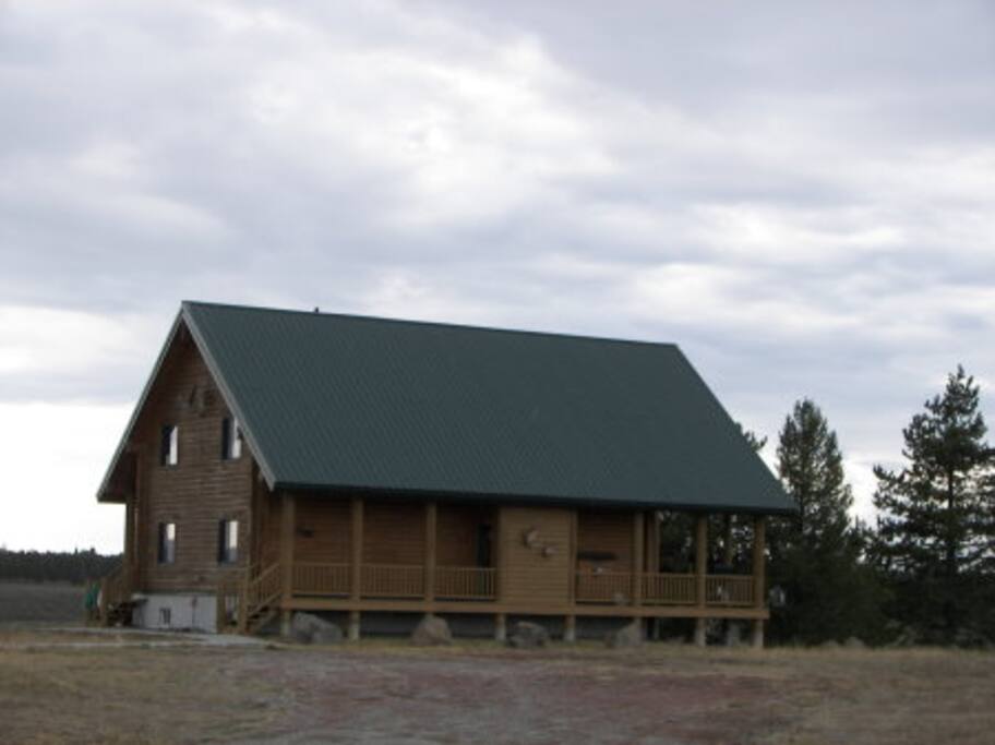 Front view with plenty of parking space