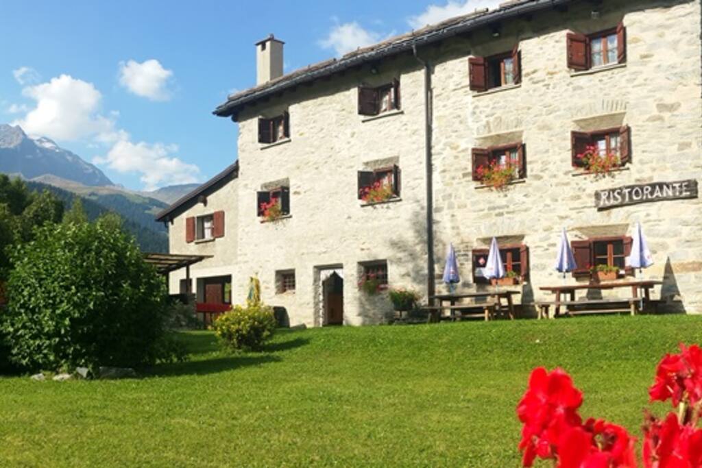 Il prato davanti alla struttura permette ai bambini di giocare serenamente