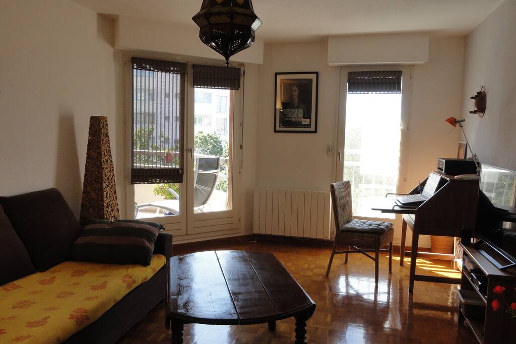 Salon, salle à manger donnant sur balcon au sud
