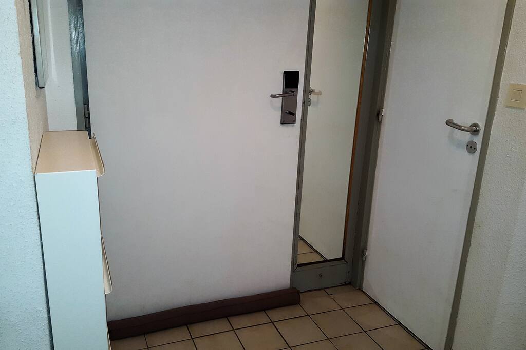 La porte d'entrée et le meuble à chaussures