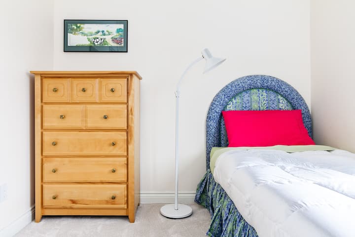 Hata chumba kidogo cha kulala cha kitanda kimoja kina mwonekano mzuri wa bwawa. 