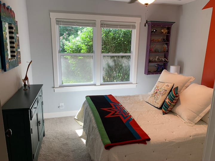 「红色箭头」房间里有一系列民俗艺术动物。此外，还有一张1.8米宽双人床和大衣柜。 