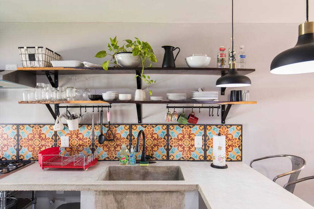 Fully equipped kitchen with everything you need to prepare a meal while on vacation.