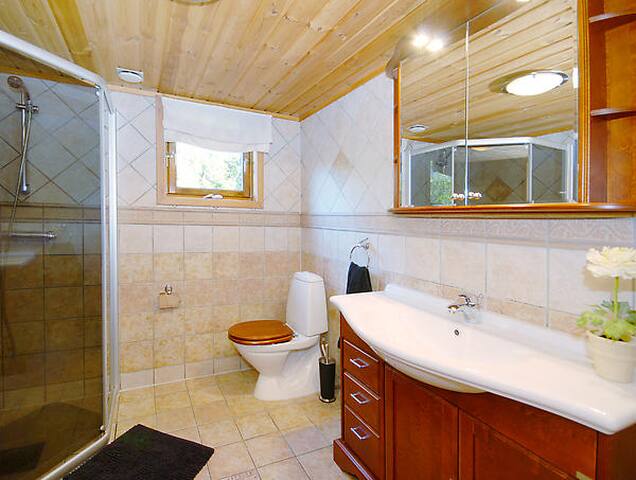 Charming, central, and big garden gallery image 4