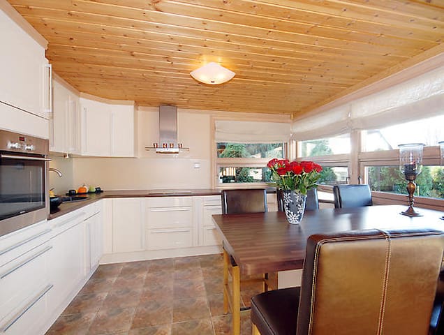 Charming, central, and big garden gallery image 3