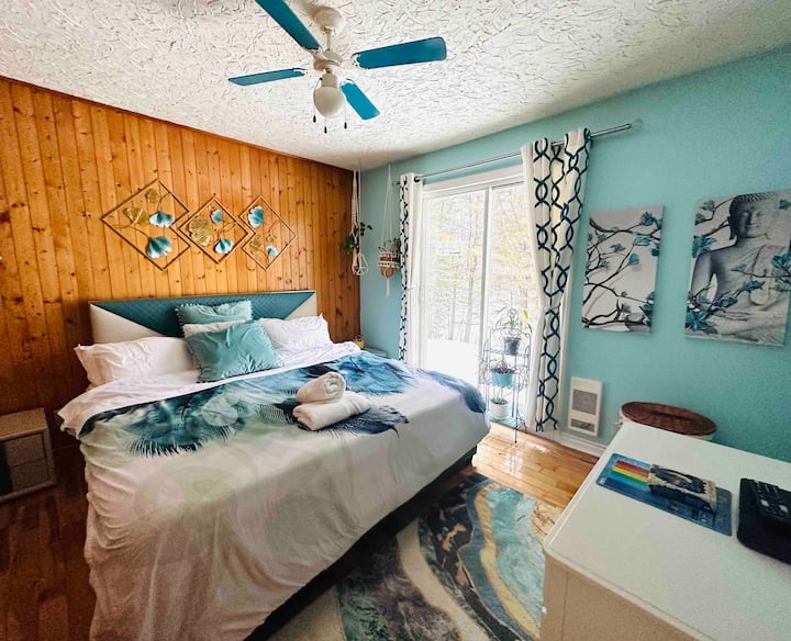 غرفة زرقاء، سرير بحجم كبير، إطلالة جميلة على البحيرة 

اللون هو شقرا الحلق!