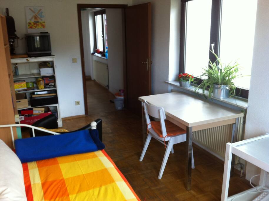 Guter Schreib-u. Leseplatz,gutes Bett.