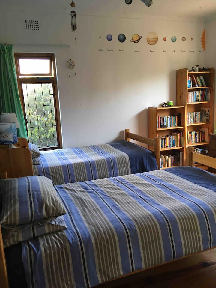 Chambre deux avec 2 lits simple full size. 