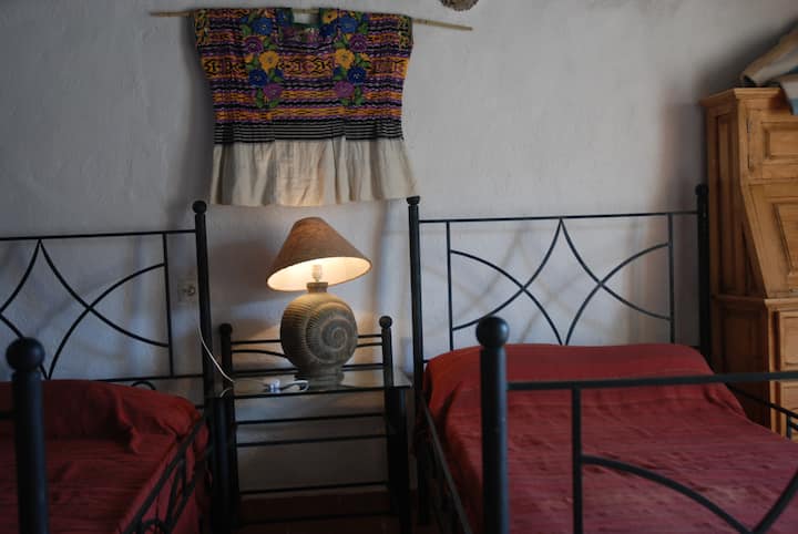 其中一间卧室位于Cotijos Rey Fini的杏仁卧室