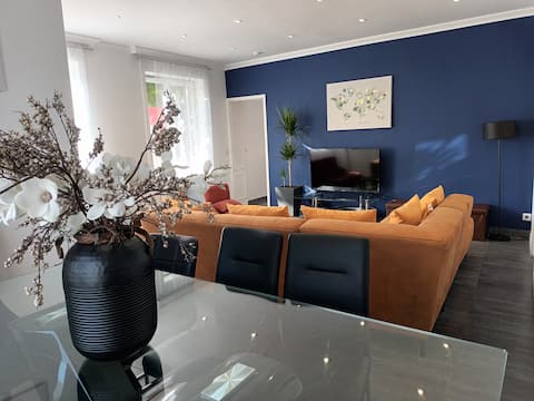 Large 5 bedroom townhouse + furnished courtyard