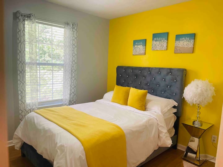 Shijo një qëndrim të qetë në këtë dhomë komode të frymëzuar nga lindja e diellit, me një krevat të plotë të rehatshëm, komodinë, abazhur tavoline, TV 40", dollap dhe perde. E përkryer për familjet, çiftet ose udhëtarët e vetëm që vizitojnë Stone Mountain, Atlanta.