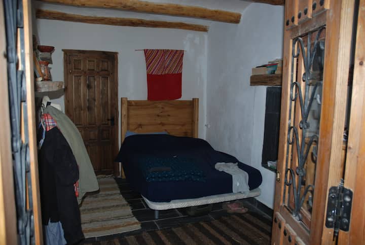 Glavna spavaća soba seoske kućice Pablito s bračnim krevetom.